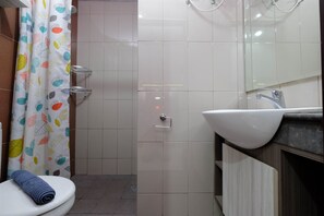 Habitación | Baño | Ducha, artículos de higiene personal gratuitos, toallas y champú