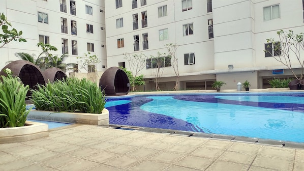 Outdoor pool - Comfortable 2Br Apartment At Bassura City (Jakarta)