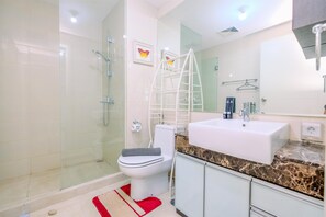 Habitación | Baño | Regadera, amenidades de baño gratuitas, toallas