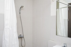 Zimmer | Badezimmer | Dusche, kostenlose Toilettenartikel, Handtücher