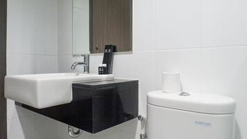 Room | Bathroom | Shower, free toiletries, towels