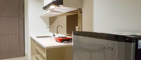 Room | Private kitchen | Fridge, stovetop, cookware/dishes/utensils
