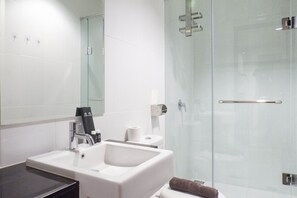 Quarto | Banheiro | Chuveiro, produtos de toalete grátis, toalhas de banho 