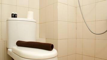 Quarto | Banheiro | Chuveiro, produtos de toalete grátis, toalhas de banho, shampoo