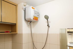 Kamer | Badkamer | Een douche, gratis toiletartikelen, handdoeken, shampoo