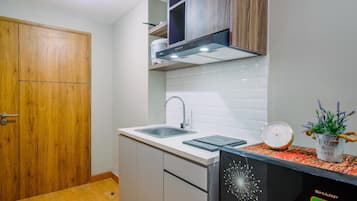 客房 | 私人廚房 | 電冰箱、爐台、電熱水壺、鍋具/餐盤/廚房用品