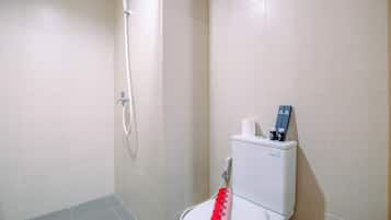 Chambre | Salle de bain | Douche, articles de toilette gratuits, serviettes fournies, shampoing