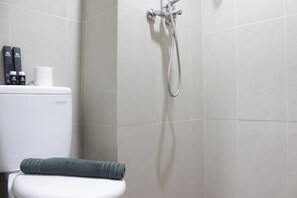 Rom | Bad | Dusj, toalettartikler (inkludert), håndklær og sjampo