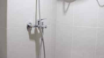 Quarto | Banheiro | Chuveiro, produtos de toalete grátis, toalhas de banho, shampoo