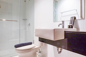 Kamer | Badkamer | Een douche, gratis toiletartikelen, handdoeken