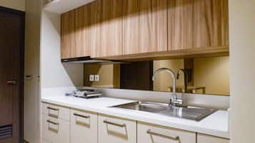 Room | Private kitchen | Fridge, stovetop, cookware/dishes/utensils