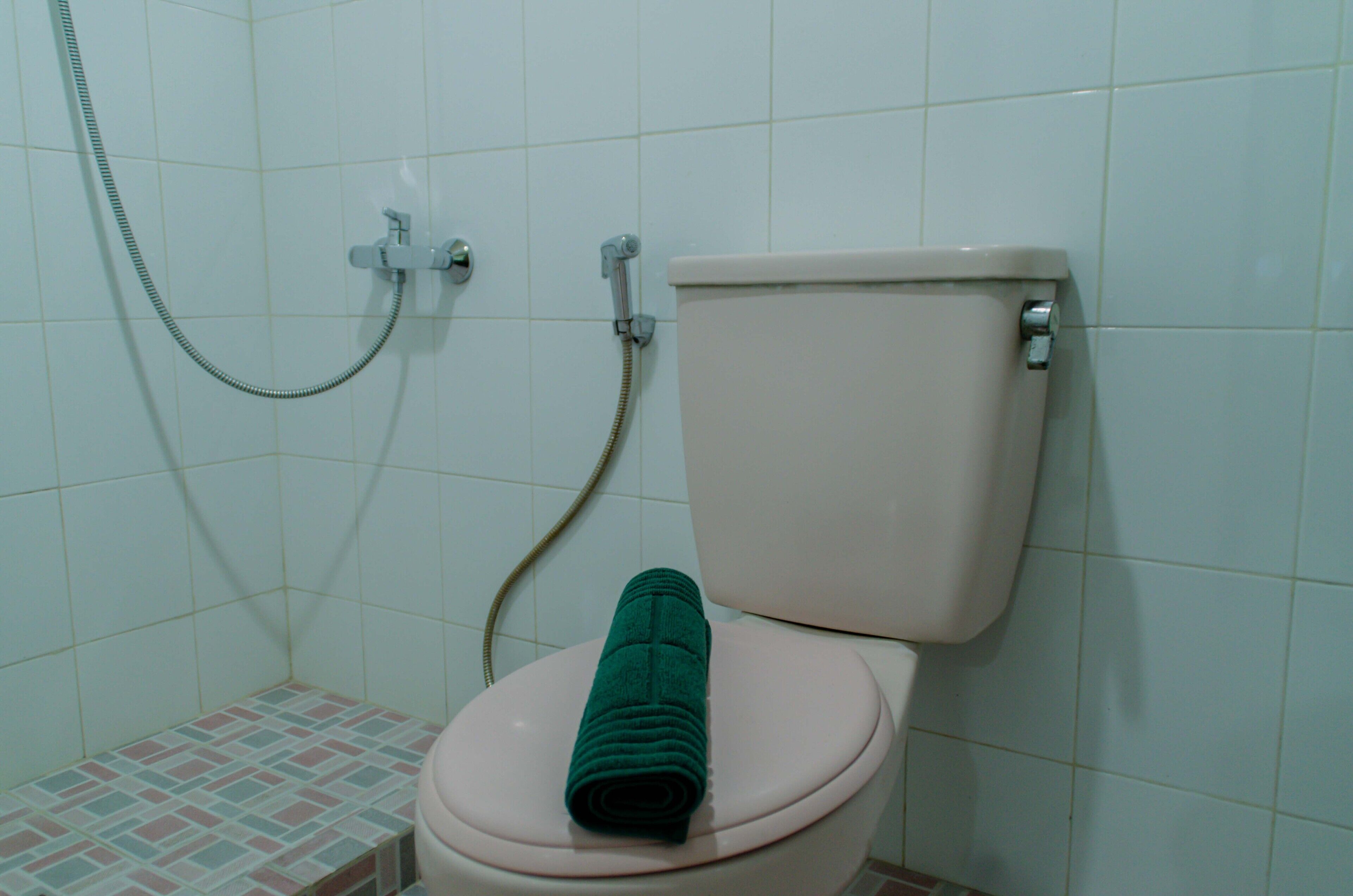Kamar | Kamar mandi | Shower, perlengkapan mandi gratis,  dan handuk