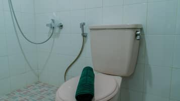 Kamar | Kamar mandi | Shower, perlengkapan mandi gratis, dan handuk