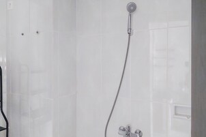 Ducha, artículos de tocador gratuitos, toallas