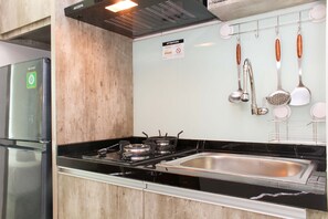 Room | Private kitchen | Fridge, stovetop, cookware/dishes/utensils - Cozy And Nice Studio At Grand Kamala Lagoon Apartment (Bekasi)