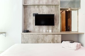 Room | 1 bedroom, free WiFi, bed sheets - Cozy And Nice Studio At Grand Kamala Lagoon Apartment (Bekasi)