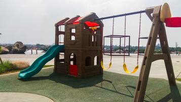 Zona de jocs infantil: a l'aire lliure