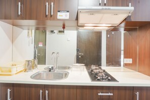 Room | Private kitchen | Fridge, microwave, stovetop, electric kettle - Minimalist And Comfort Studio At Tamansari The Hive Apartment (Jakarta)