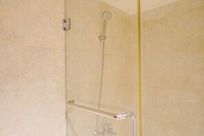 Room | Bathroom | Shower, free toiletries, towels, shampoo - Minimalist And Comfort Studio At Tamansari The Hive Apartment (Jakarta)
