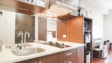 Room | Private kitchen | Fridge, microwave, stovetop, electric kettle