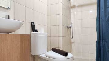 Room | Bathroom | Shower, free toiletries, towels, shampoo