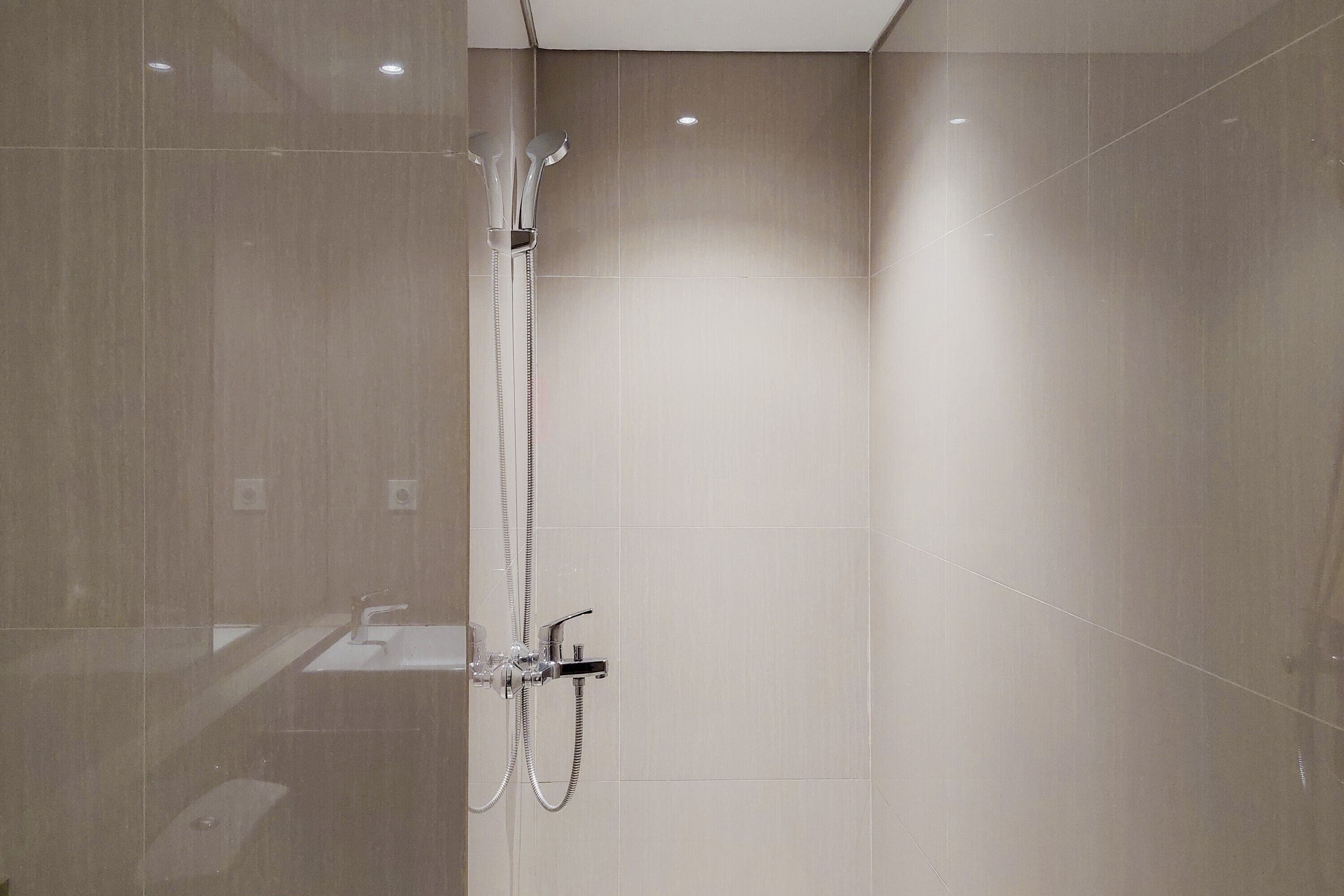 Standard Studio | Bathroom | Shower, free toiletries, soap, shampoo