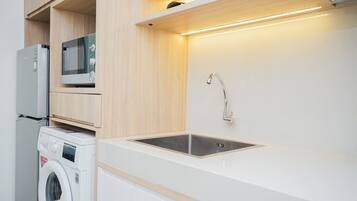 Quarto | Cozinha privada | Geladeira, cooktop, talheres/pratos/utensílios de cozinha