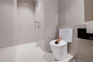 Room | Bathroom | Shower, free toiletries, towels