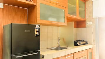Room | Private kitchen | Fridge, stovetop, cookware/dishes/utensils