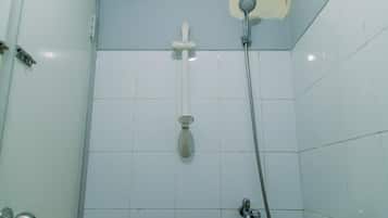 Habitación | Baño | Regadera, amenidades de baño gratuitas, toallas, shampoo