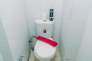 Zimmer | Badezimmer | Dusche, kostenlose Toilettenartikel, Handtücher, Shampoo