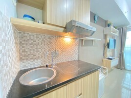 Refrigerador, placa de cocina, tetera/pava eléctrica