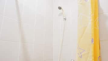 Quarto | Banheiro | Chuveiro, produtos de toalete grátis, toalhas de banho