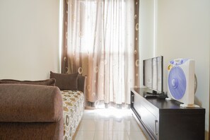 Room | Living area | TV - Cozy Stay 1Br At Maple Park Apartment Near Sunter (Jakarta)