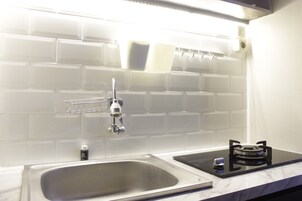 Refrigerador, placa de cocina, utensilios de cocina