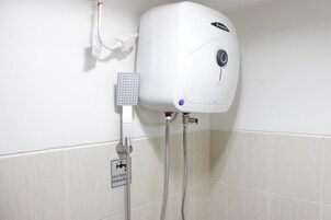 Ducha, artículos de tocador gratuitos, toallas