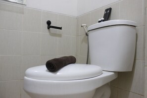 Kamer | Badkamer | Een douche, gratis toiletartikelen, handdoeken