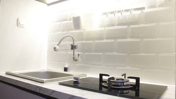 Room | Private kitchen | Fridge, stovetop, cookware/dishes/utensils