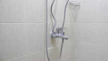 Habitación | Baño | Regadera, amenidades de baño gratuitas, toallas