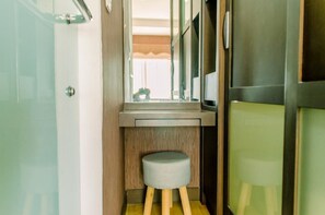 Room | 3 bedrooms, free WiFi, bed sheets - Homey And Combine Unit 3Br Apartment The Boutique Kemayoran (Jakarta)