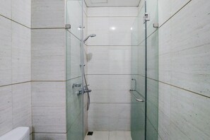 Room | Bilik Mandi | Pancuran mandi, kelengkapan dandanan diri percuma, tuala disediakan