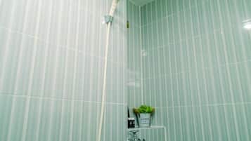 Kamar | Kamar mandi | Shower, perlengkapan mandi gratis, handuk, dan sampo