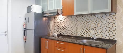 Kamer | Privékeuken | Een koelkast, een magnetron, een kookplaat, kookgerei, borden en bestek