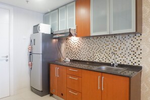 Private kitchen - Vibrant And Luxurious 2Br Apartment At Trillium Residence Surabaya (Surabaya)