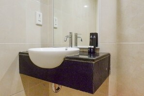 Bathroom - Vibrant And Luxurious 2Br Apartment At Trillium Residence Surabaya (Surabaya)