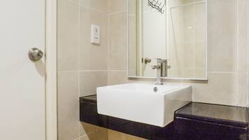 Room | Bathroom | Shower, free toiletries, towels