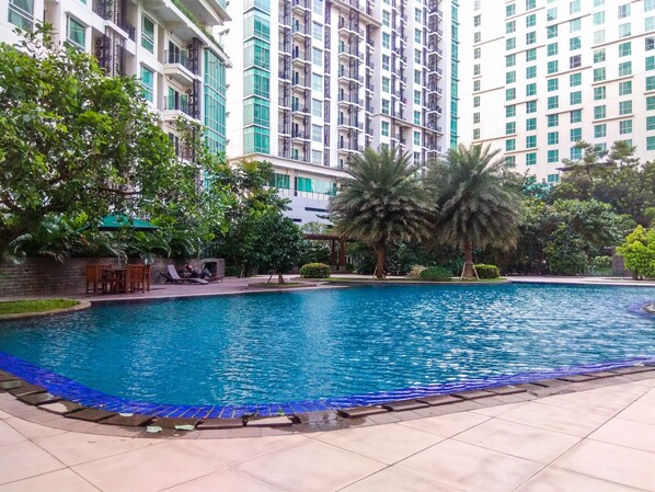 Outdoor pool - Comfort Studio At Woodland Park Residence (Jakarta)