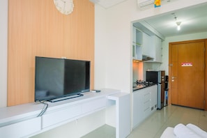 Living area - Comfort Studio At Woodland Park Residence (Jakarta)