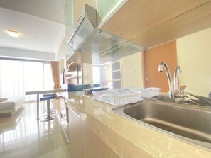 Habitación | Cocina privada | Refrigerador, parrilla de estufa y tetera eléctrica 