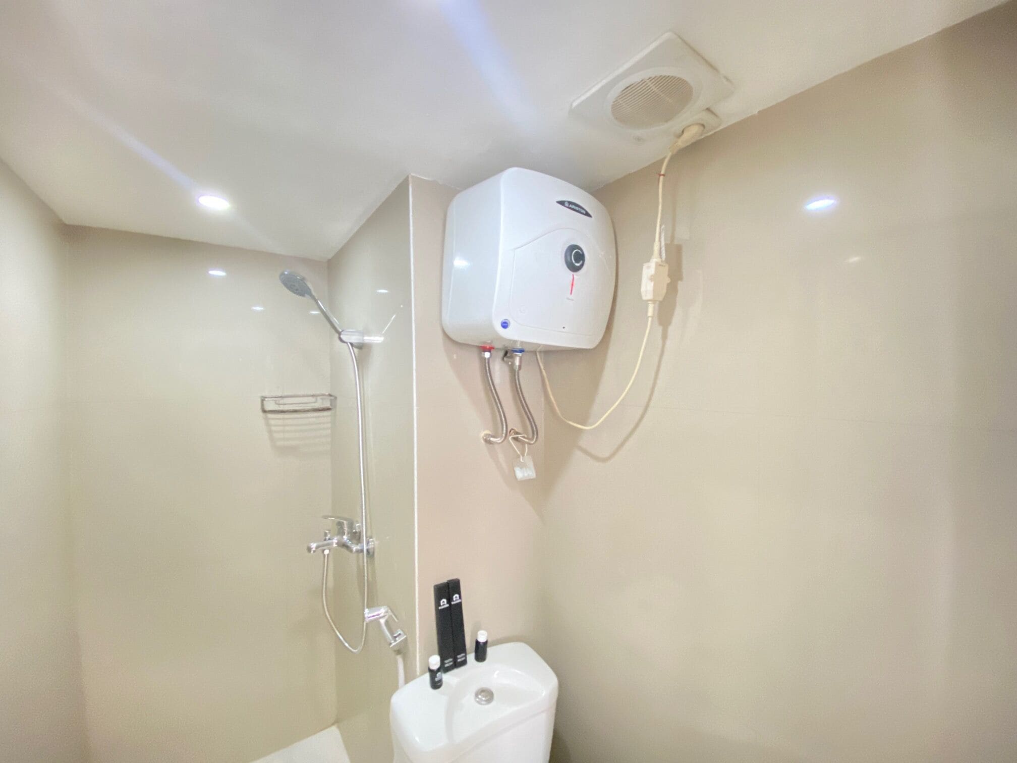 Room | Bathroom | Shower, free toiletries, towels